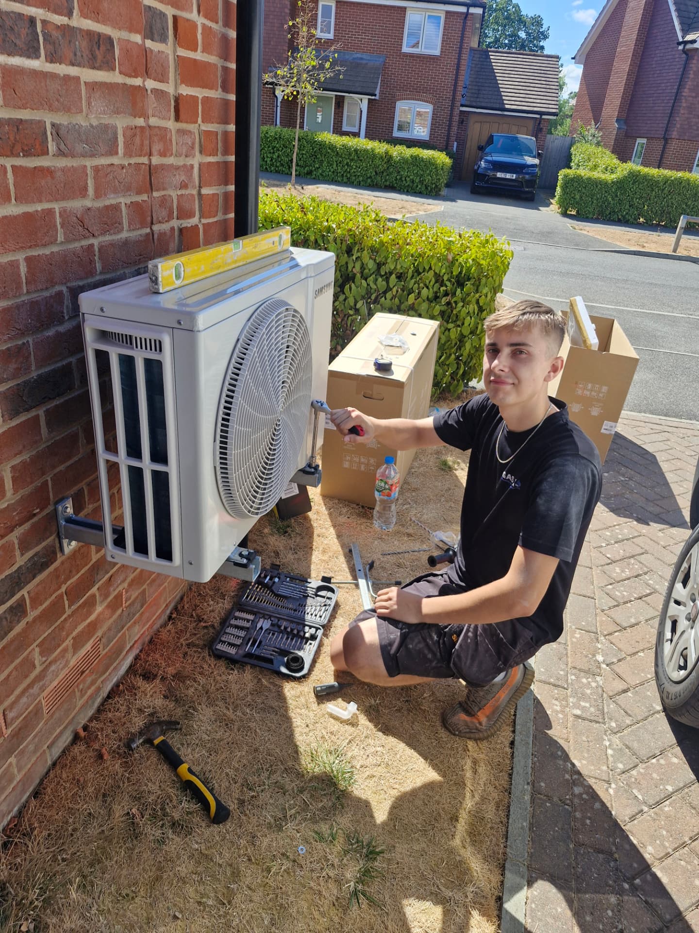 Gas Fix engineer fitting a Samsung air conditioning condenser
