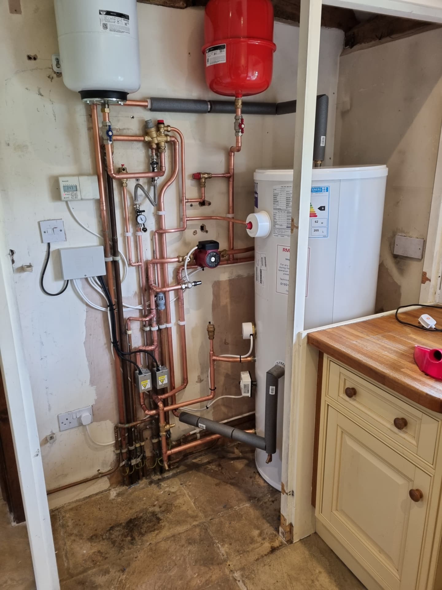 Heating system with hot water cylinder, pump and copper pipework